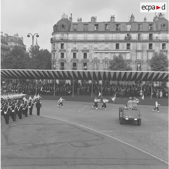 Défilé à pied. Passage du drapeau et sa garde de la base aérienne (BA) 745 d’Aulnat, lors de la cérémonie militaire du 14 juillet 1974.