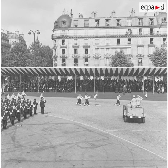 Défilé à pied. Passage du drapeau et sa garde des élèves de l'école d’enseignement technique de l’armée de l’air (EETAA) de Saintes, lors de la cérémonie militaire du 14 juillet 1974.