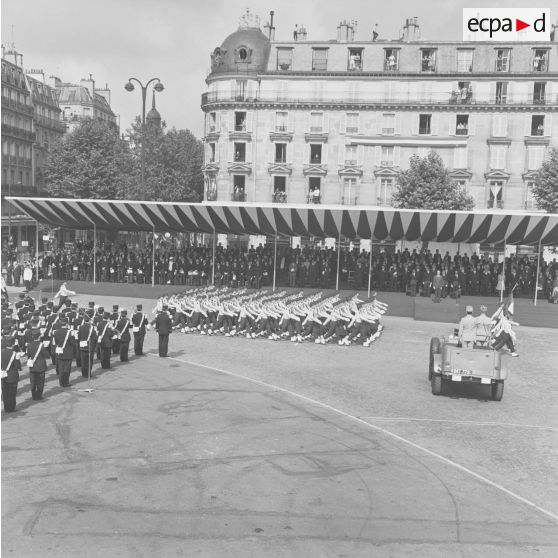 Défilé à pied. Passage des élèves de l'école d’enseignement technique de l’armée de l’air (EETAA) de Saintes, lors de la cérémonie militaire du 14 juillet 1974.