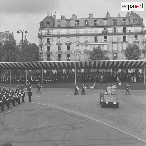 Défilé à pied. Passage du drapeau et sa garde d'un escadron de la gendarmerie mobile, lors de la cérémonie militaire du 14 juillet 1974.