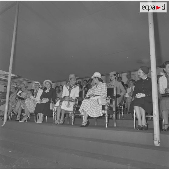 La tribune des Dames devant l’Ecole militaire lors de la cérémonie du 14 juillet 1977.