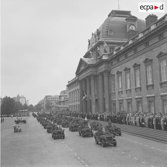 Défilé motorisé devant l'Ecole militaire. Passage du 1er régiment de hussards parachutistes (1er RHP) sur Jeep Hotchkiss M201, lors de la cérémonie du 14 juillet 1977.