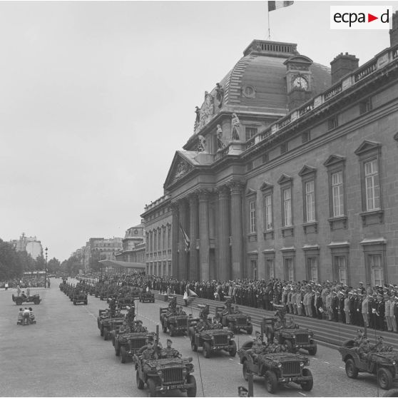 Défilé motorisé devant l'Ecole militaire. Passage du 1er régiment de hussards parachutistes (1er RHP) sur Jeep Hotchkiss M201, équipé de lance-missiles antichar Milan lors de la cérémonie du 14 juillet 1977.