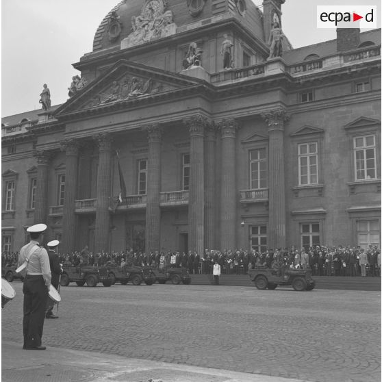 Défilé motorisé devant l'Ecole militaire. Passage du 1er régiment de hussards parachutistes (1er RHP) sur Jeep Hotchkiss M201, lors de la cérémonie du 14 juillet 1977.