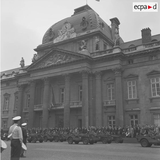 Défilé motorisé devant l'Ecole militaire. Passage du 1er régiment de hussards parachutistes (1er RHP) sur Jeep Hotchkiss M201, lors de la cérémonie du 14 juillet 1977.