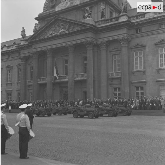 Défilé motorisé devant l'Ecole militaire. Passage du 1er régiment de hussards parachutistes (1er RHP) sur Jeep Hotchkiss M201, équipées de lance-missiles d'engin téléguidé antichar (ENTAC) et de canons antiaériens sans recul de 105 mm lors de la cérémonie du 14 juillet 1977.