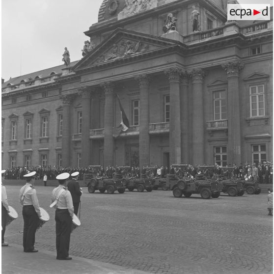 Défilé motorisé devant l'Ecole militaire. Passage du 1er régiment de hussards parachutistes (1er RHP) sur Jeep Hotchkiss M201 équipés de lance-missiles antichar Milan, lors de la cérémonie du 14 juillet 1977.