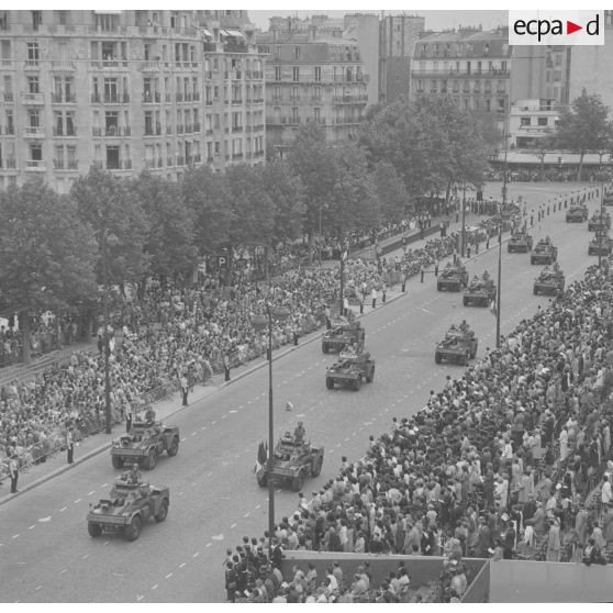 Vue aérienne du défilé motorisé. Passage du régiment d’infanterie-chars de marine (RICM) à bord d'automitrailleuses légères (AML) 60 et AML 90 lors de la cérémonie du 14 juillet 1977.