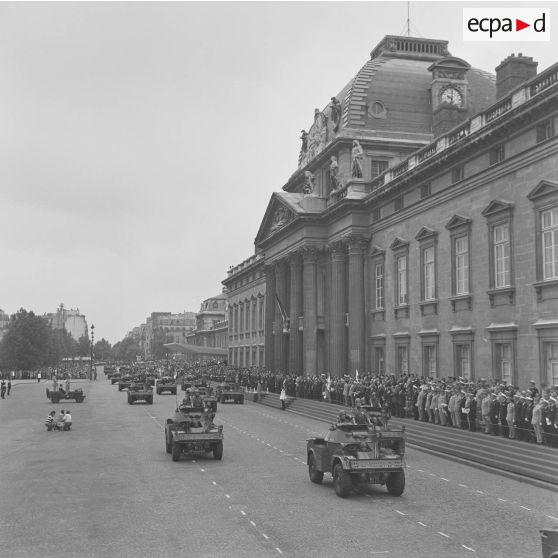 Défilé motorisé devant l'Ecole militaire. Passage du régiment d’infanterie-chars de marine (RICM) à bord d'automitrailleuses légères (AML) 60 et AML 90 lors de la cérémonie du 14 juillet 1977.