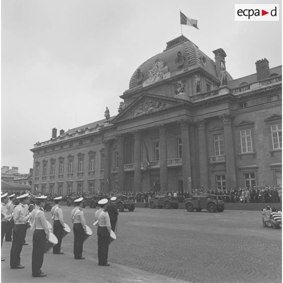 Défilé motorisé devant l'Ecole militaire. Passage du régiment d’infanterie-chars de marine (RICM) à bord d'automitrailleuses légères (AML) 60 et AML 90 lors de la cérémonie du 14 juillet 1977.