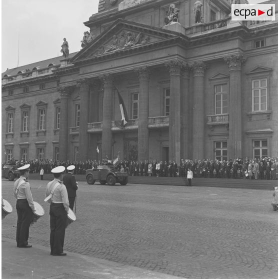 Défilé motorisé devant l'Ecole militaire. Passage du drapeau du régiment d’infanterie-chars de marine (RICM) à bord d'une automitrailleuse légère (AML) 60 lors de la cérémonie du 14 juillet 1977.