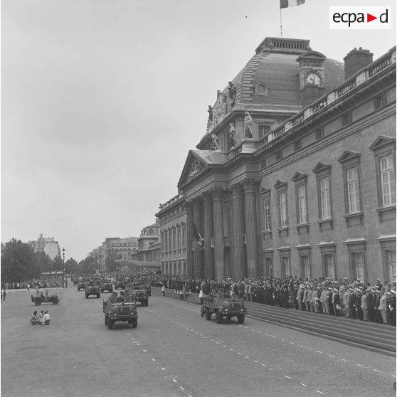 Défilé motorisé devant l'Ecole militaire. Passage du 35e régiment d’artillerie parachutiste (35e RAP) à bord de camionnettes Simca-Marmon, lors de la cérémonie du 14 juillet 1977.