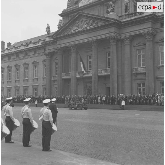 Défilé motorisé devant l'Ecole militaire. Passage de 35e régiment d’artillerie parachutiste (35e RAP) à bord d'une Jeep de type Hotchkiss M-201, lors de la cérémonie du 14 juillet 1977.