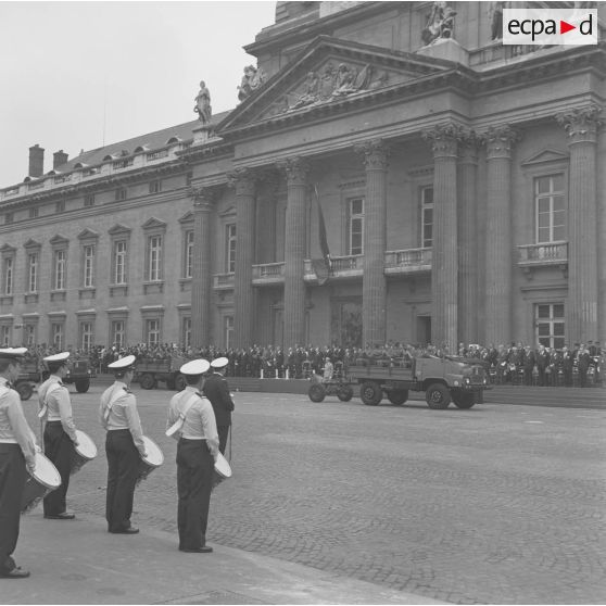 Défilé motorisé devant l'Ecole militaire. Passage de 35e régiment d’artillerie parachutiste (35e RAP), à bord de camionnettes Simca-Marmon tractant un mortier MO Brandt 120 mm lors de la cérémonie du 14 juillet 1977.