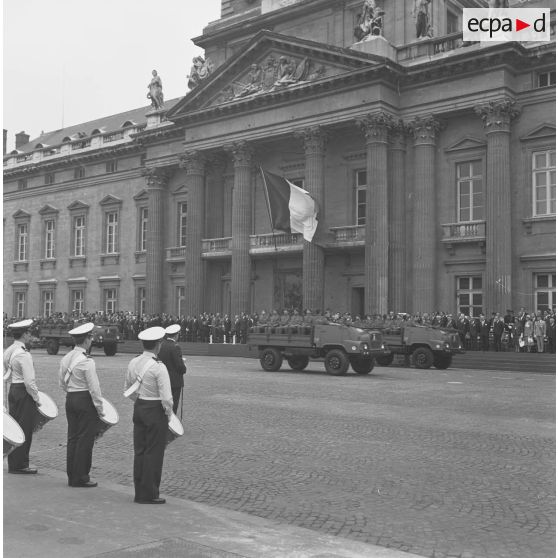 Défilé motorisé devant l'Ecole militaire. Passage de 35e régiment d’artillerie parachutiste (35e RAP) à bord de camionnettes Simca-Marmon, lors de la cérémonie du 14 juillet 1977.