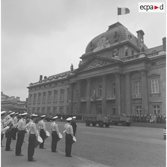 Défilé motorisé devant l'Ecole militaire. Passage de 35e régiment d’artillerie parachutiste (35e RAP) à bord de camionnettes Simca-Marmon, lors de la cérémonie du 14 juillet 1977.