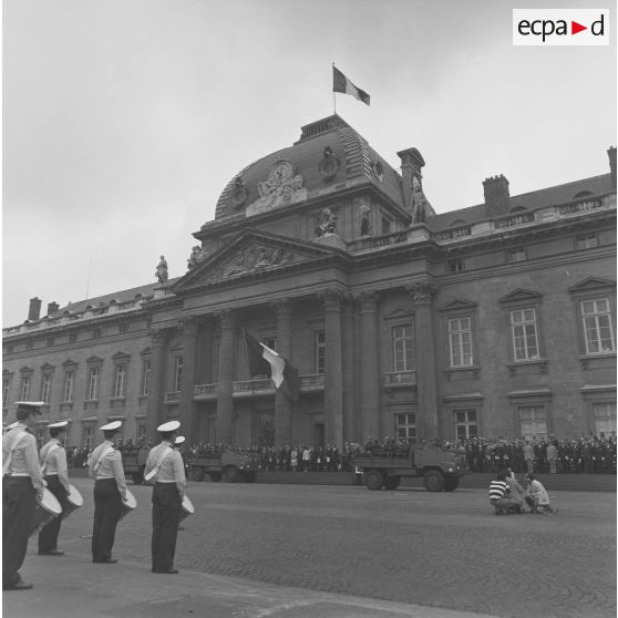 Défilé motorisé devant l'Ecole militaire. Passage de plongeurs du 17e régiment du génie parachutiste (17e RGP) à bord de camionnettes Simca-Marmon, lors de la cérémonie du 14 juillet 1977.