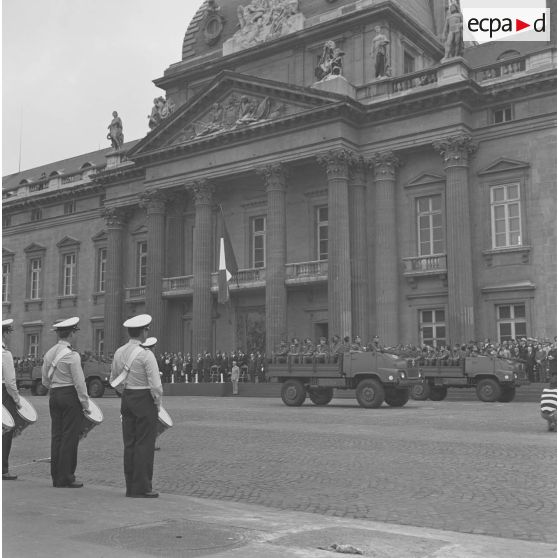 Défilé motorisé devant l'Ecole militaire. Passage de 17e régiment de génie aéroporté (17e RGP)  à bord de camionnettes Simca-Marmon, lors de la cérémonie du 14 juillet 1977.