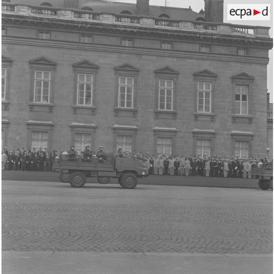 Défilé motorisé devant l'Ecole militaire. Passage de plongeurs du 17e régiment de génie aéroporté (17e RGP) à bord d'une camionnette Simca-Marmon, lors de la cérémonie du 14 juillet 1977.