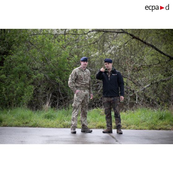 L'officier images Thibaut échange avec un officier britannique du Royal logistic corps sur le camp de Vouziers.