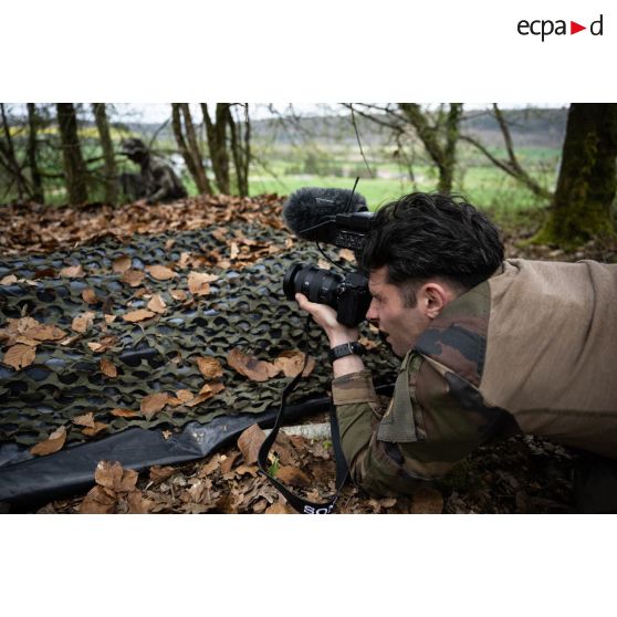 L'opérateur vidéo Julien filme une cache de surveillance du 2e régiment de hussards (RH) à la Ville-sous-la-Ferté.