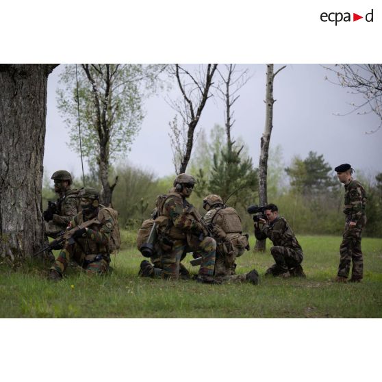 L'opérateur vidéo Julien et l'officier images Thibaut filment la progression des chasseurs ardennais sur le camp de Suippes.