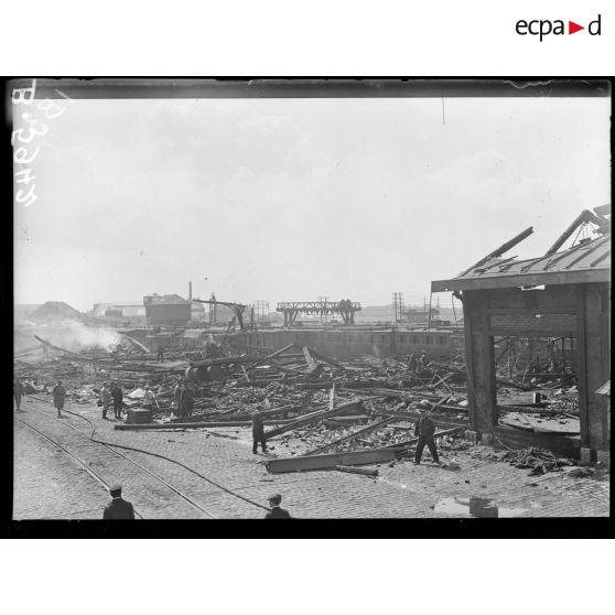 Dunkerque (Nord). Bombardement effectué par les avions allemands dans la nuit du 2 au 3 septembre 1917. La gare, décombres des hangars de la Petite Vitesse. [légende d'origine]