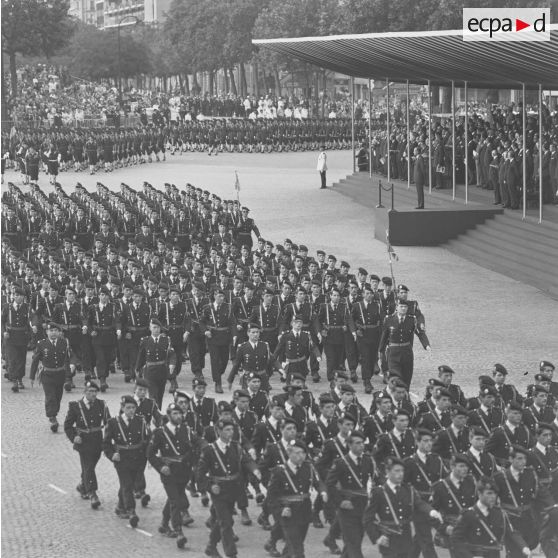 Défilé à pied devant la tribune présidentielle du 1er groupe de chasseurs mécanisés (1er GCM) de Reims, lors de la cérémonie militaire du 14 juillet 1974 sur la place de la Bastille.