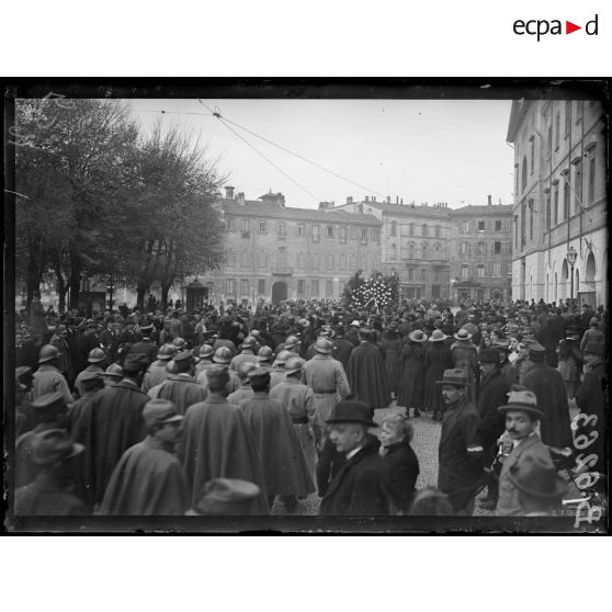 Milan (Italie). Enterrement du 1er soldat français mort sur le sol italien. Le départ de l'hôpital San Ambrogio, le cortège. [légende d'origine]