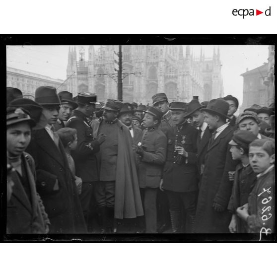 Milan (Italie). Place du Dôme, aviateurs français et officiers italiens. [légende d'origine]