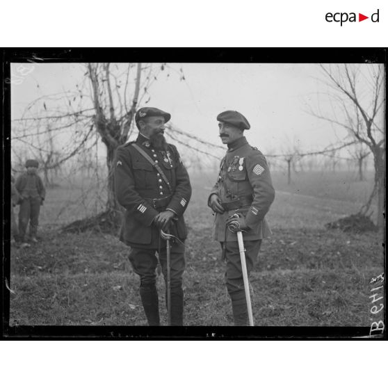 A Santa Maria, environs de Camisano. Le commandant Latrabe du 30e bataillon de chasseurs qui a pris le Tomba et le capitaine Perrot de Thannberg du 70e bataillon de chasseurs. [légende d'origine]