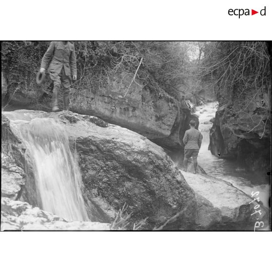 Gorges de Sierroz (Savoie). Permissionnaires américains visitant les gorges. [légende d'origine]