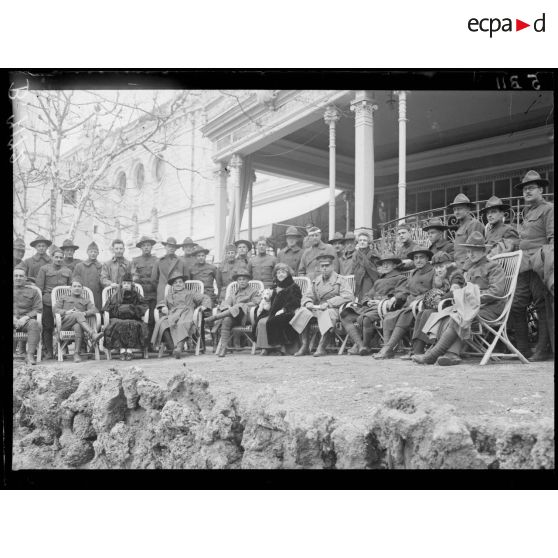 Aix-les-Bains (Savoie). Camp de repos des permissionnaires américains. Permissionnaires et membres de la YMCA. [légende d'origine]