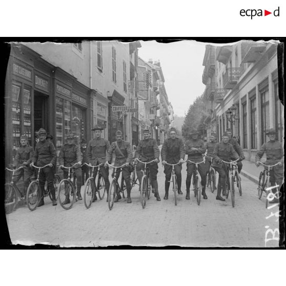 Aix-les-Bains (Savoie). Camp de repos des permissionnaires américains. Permissionnaires partant en promenade. [légende d'origine]