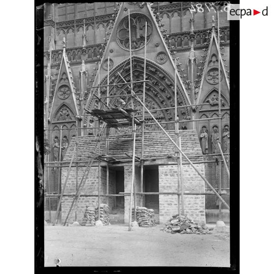 Paris, protection des monuments. A Notre-Dame, le porche sud (travail en cours). [légende d'origine]