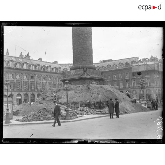 Paris, protection des monuments. Eboulement des sacs de protection de la colonne Vendôme. [légende d'origine]