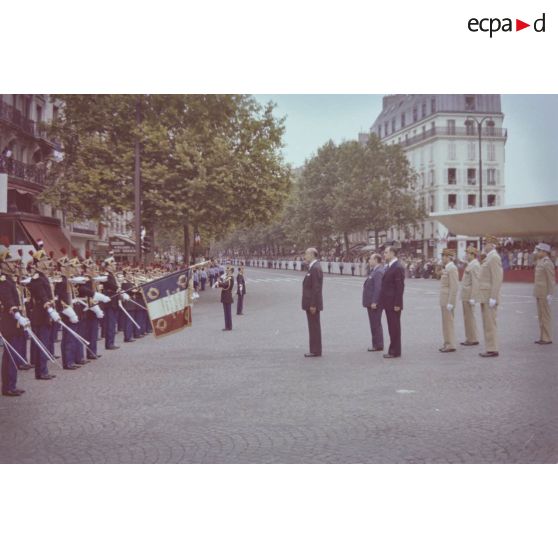 Valéry Giscard d'Estaing, président de la République, salue le drapeau de la Garde républicaine de Paris (GRP) lors de la cérémonie militaire du 14 juillet 1979.