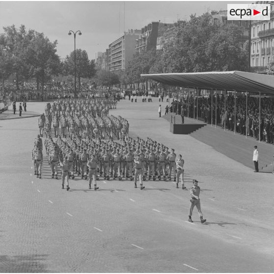 Défilé à pied. Passage du 58e régiment de commandement et transmissions (58e RCT) de Compiègne devant la tribune présidentielle lors de la cérémonie du 14 juillet 1974 sur la place de la Bastille.