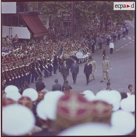 Valéry Giscard d’Estaing, président de la République, passe en revue le 1er régiment d’infanterie de la Garde républicaine (1er RIGR), lors de la cérémonie du 14 juillet 1979 sur la place de la Bastille.