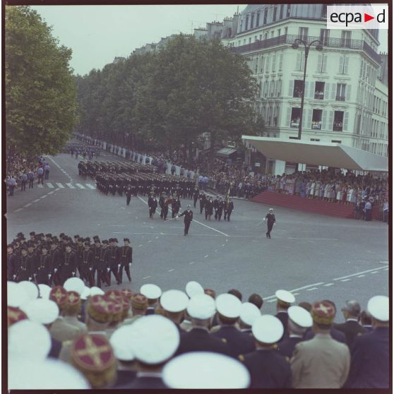 Défilé à pied. Passage devant la tribune des Dames des drapeaux et leur garde des écoles du service de santé (ESSA) de Lyon et Bordeaux, lors de la cérémonie du 14 juillet 1979 sur la place de la Bastille.