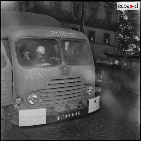 Vue de la cabine d'un camion Simca