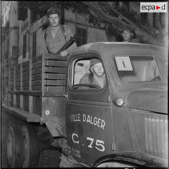 Vue avant de la cabine d'un camion de la municipalité d'Alger.