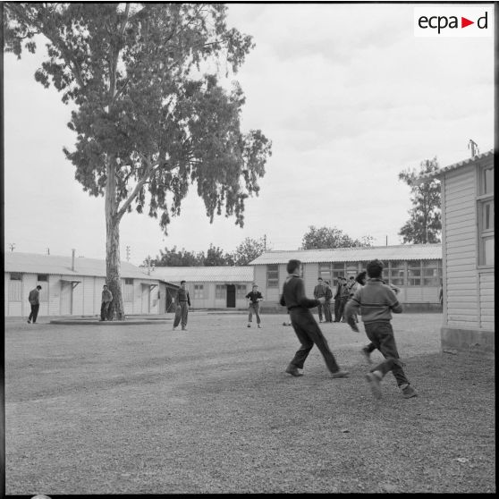 Vue des bâtiments provisoires du lycée d'Orléansville.