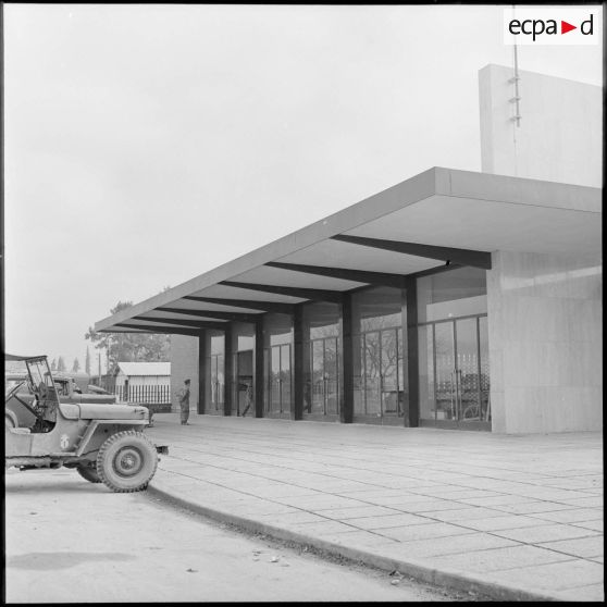 Vue extérieure de la gare d'Orléansville.