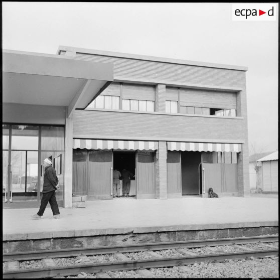 Vue extérieure de la gare d'Orléansville.