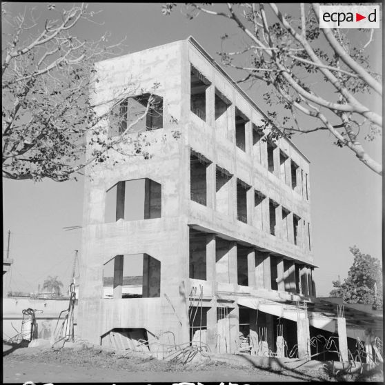 Vue d'un bâtiment en construction.