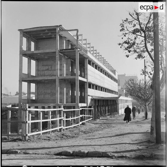 Vue d'un bâtiment en construction.