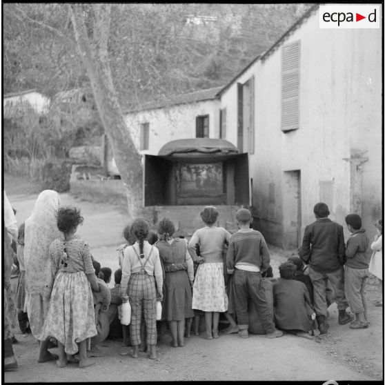 Projection en plein air d'un film à des enfants.