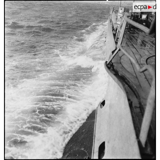 Le sous-marin des Forces navales françaises libres (FNFL) la Minerve fait surface au cours d'un exercice.