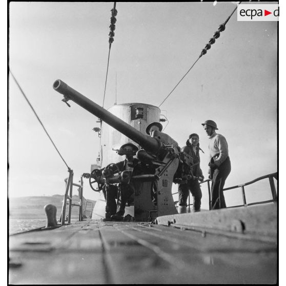 Exercice de tir antiaérien du canon de 75 mm du sous-marin des Forces navales françaises libres (FNFL) la Minerve.